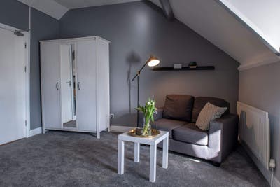 Room in Central Location / Low Deposit  Main Photo