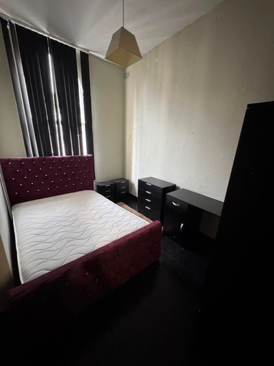 Rooms available in middle of high street !  Main Photo