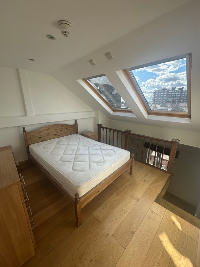 Affordable spacious Property Guardian Room NW2  Main Photo