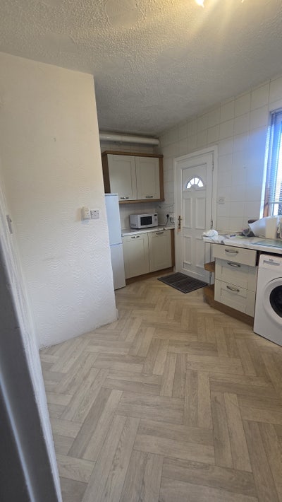 Beautiful fully furnished single room Main Photo