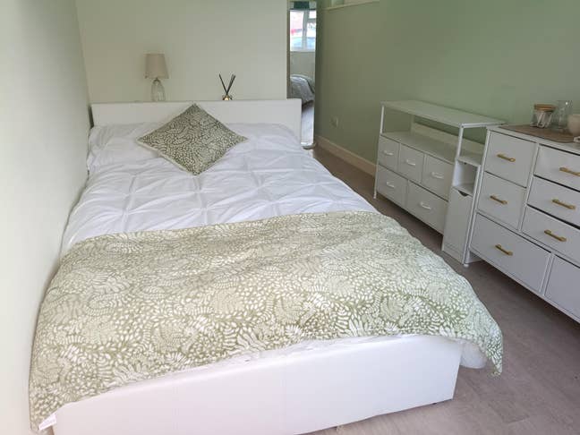 En-suite Mon-Fri Professional Room | AWE | Basings Main Photo