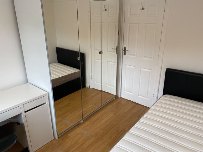 Cosy room Close to East Acton  Main Photo