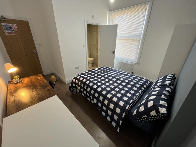 Spacious Ensuite Double Room Main Photo
