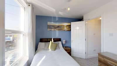 Double room 100 meters to Medway Hospital  Main Photo