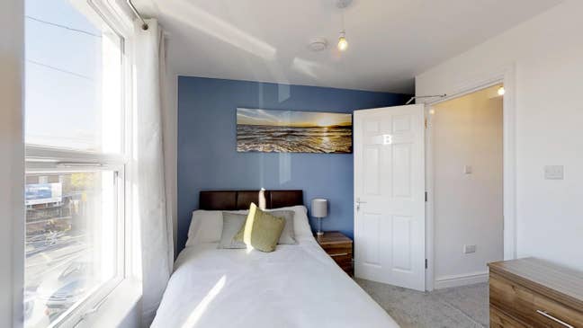 Double room 100 meters to Medway Hospital  Main Photo