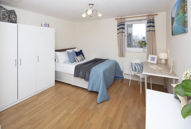 Well-Sized Double Room – Shops & Transport Close Main Photo