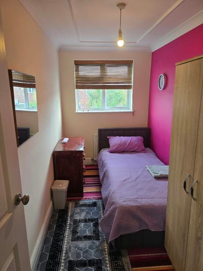  Single & Double Room To Let –  AT BASILDON Main Photo