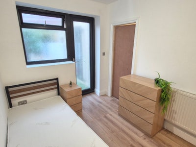Freshly refurbished single studio w full kitchen Main Photo