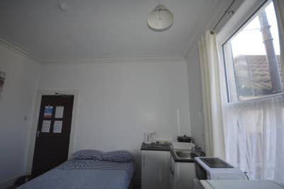  Rooms with small kitchen area close to Teesworks  Main Photo
