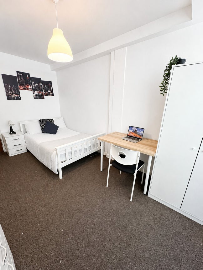 Spacious Master Room - Camden Town NW1 Main Photo