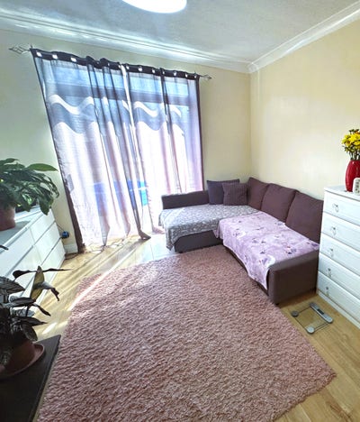 2 Bedroom House in Dagenham &pound;1850 Pcm Main Photo