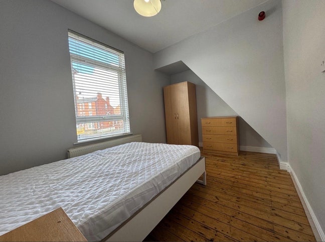 Double Room with Private Bathroom! Bills Included  Main Photo