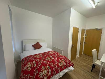 Ensuite Room Available 2/11/2026!! Main Photo