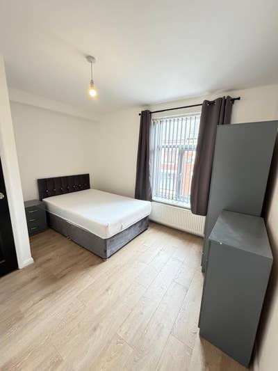 5 Newly Refurbished Rooms Available - Female House Main Photo