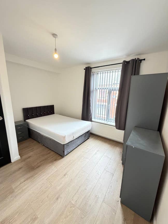 5 Newly Refurbished Rooms Available - Female House Main Photo