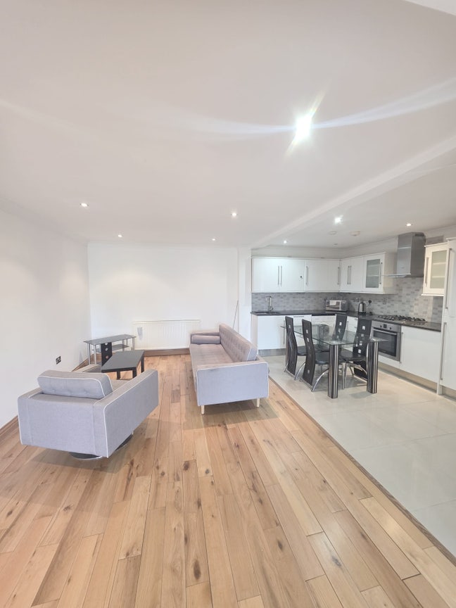 Spacious 2 Bedroom Flat to Rent - Mile End, E3 Main Photo