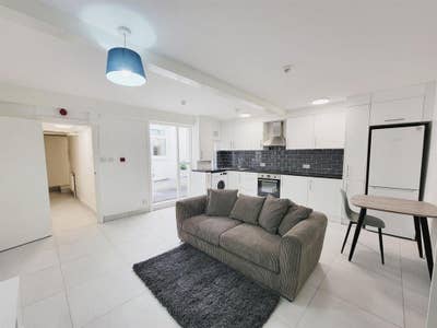 🏡 Newly Refurbished Rooms - Prime location Main Photo