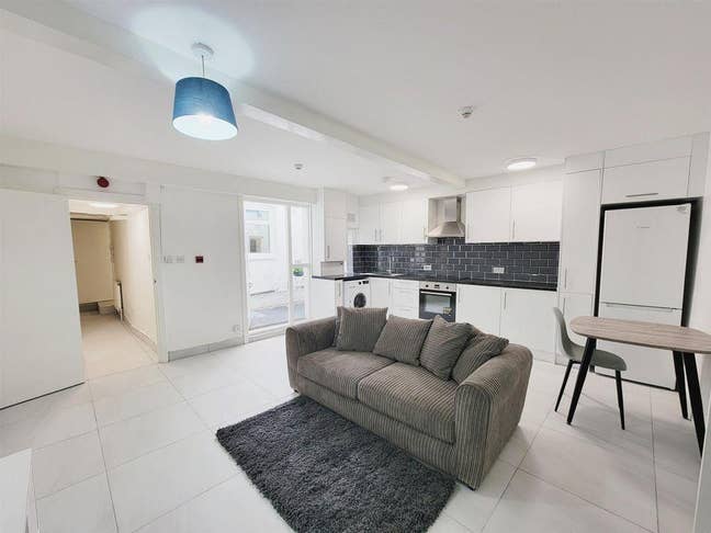 🏡 Newly Refurbished Rooms - Prime location Main Photo