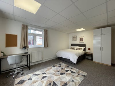 Furnished Ensuite Room  Main Photo