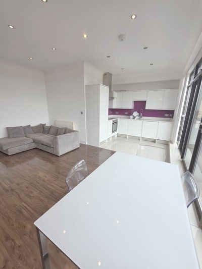 Stunning 2-Bed Top-Floor Flat – E3 Amazing Views Main Photo