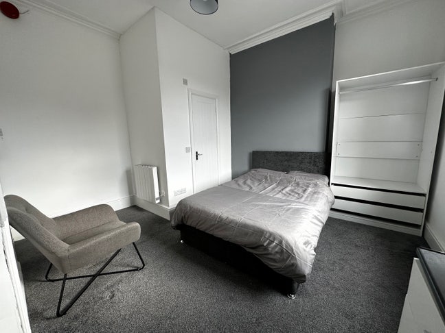 Large Studio Room available for rent Main Photo