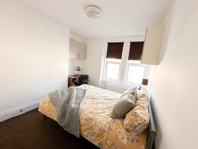 Ensuite 6 Bedroomed House Main Photo