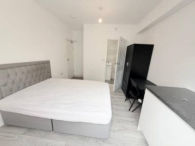Spacious En-Suite Rooms with Kitchenettes – SO15 Main Photo