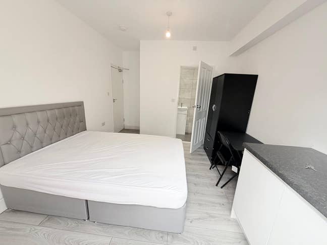 Spacious En-Suite Rooms with Kitchenettes – SO15 Main Photo