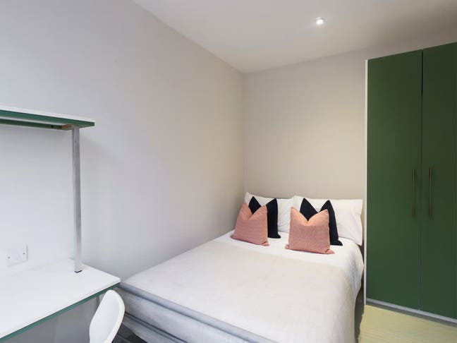 5 Bed House, Stoke ST4 2ET, Avail Now Main Photo