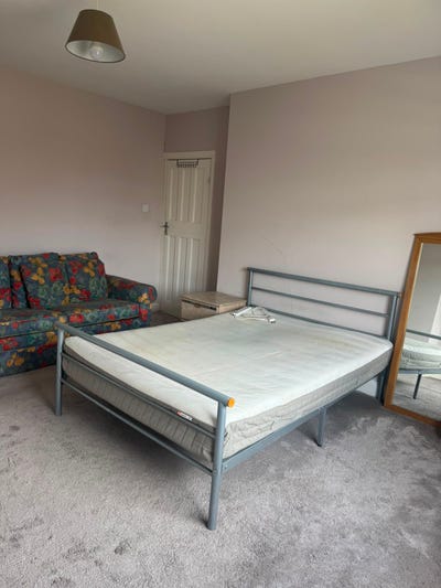 One double bedroom to rent Main Photo