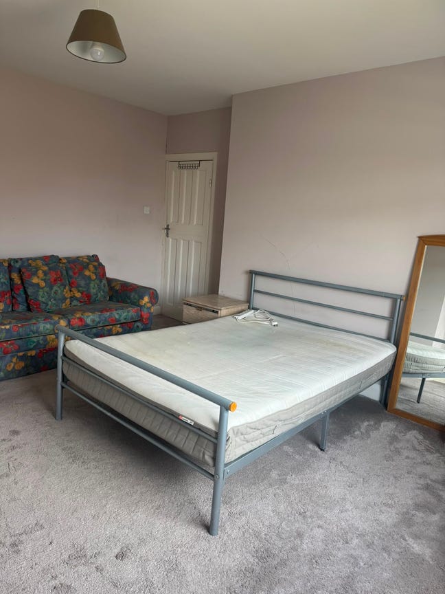 One double bedroom to rent Main Photo