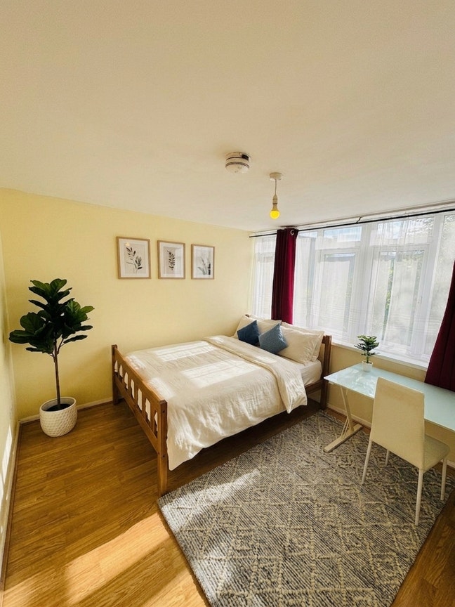 🏡 Double Bedroom Available in Battersea Main Photo