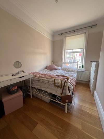 Double room available 5 mins from Wimbledon stn!  Main Photo