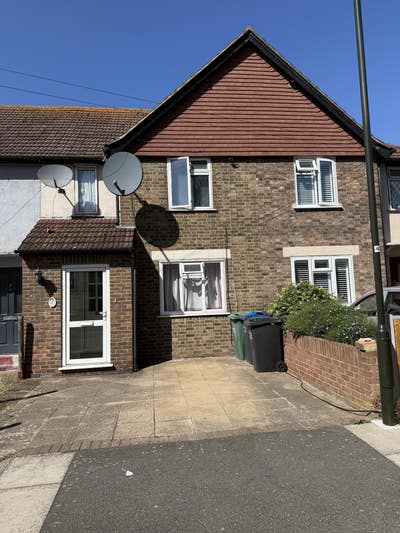 Furnished double room in a friendly House,CR4  Main Photo