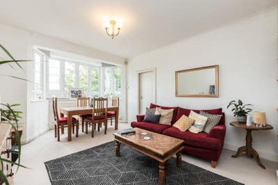 Double room from 30th October near Northcote Road Main Photo