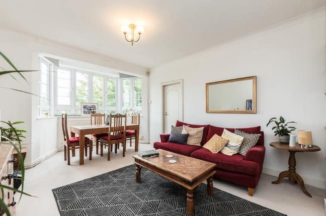 Double room from 30th October near Northcote Road Main Photo