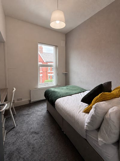 Large Double Bedroom! House Close to Smithdown! Main Photo