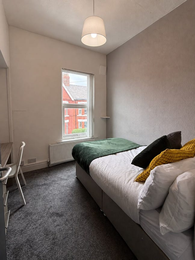 Large Double Bedroom! House Close to Smithdown! Main Photo