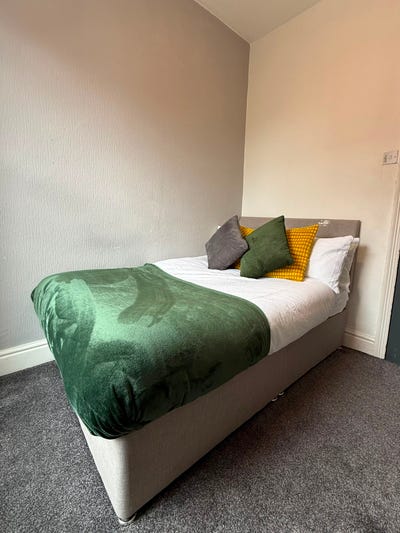 Large Double Bedroom! House Close to Smithdown! Main Photo