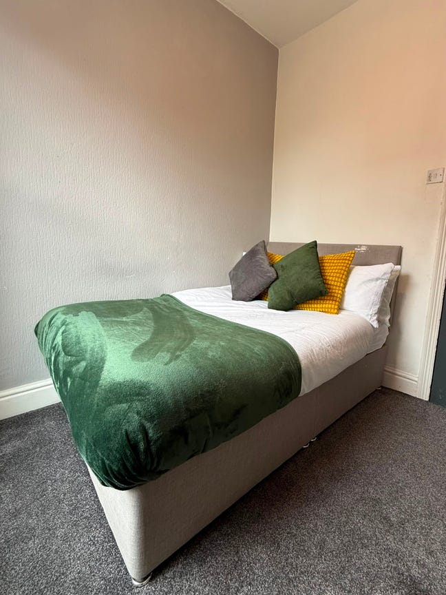 Large Double Bedroom! House Close to Smithdown! Main Photo