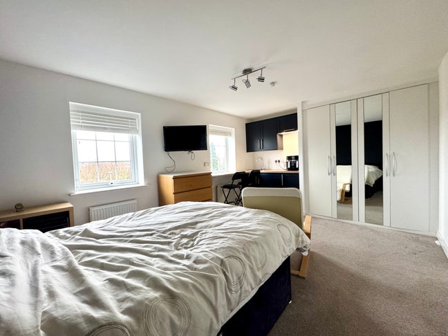 New Build En-suite Room with Parking! Main Photo
