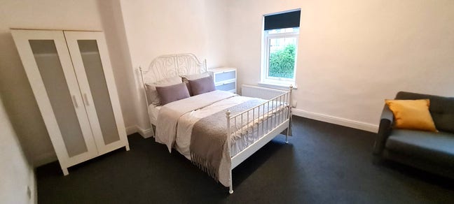 Huge Double Room in Modern Renovated House Main Photo