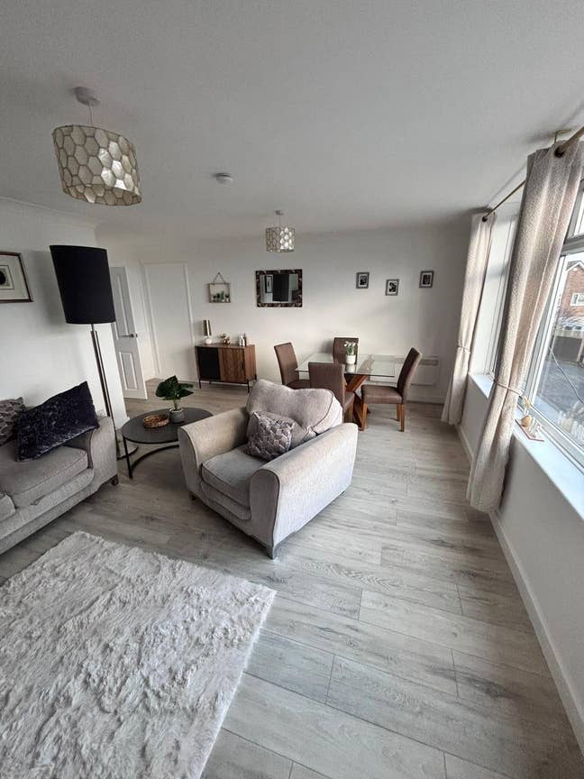 Refurbished 2 bedroom flat Main Photo