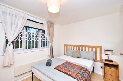Stunning 1bed with Parking in Stratford E15 Main Photo
