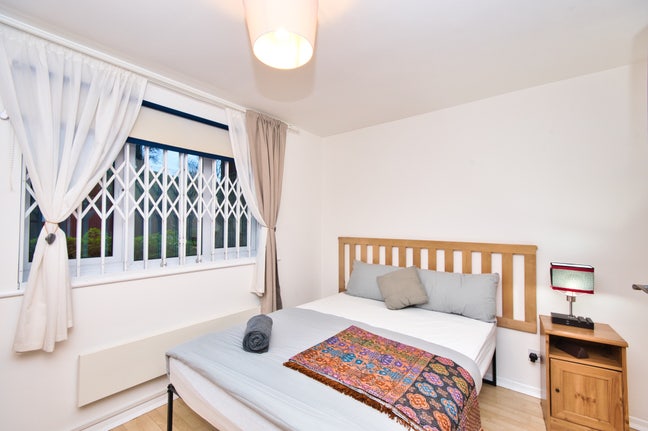 Stunning 1bed with Parking in Stratford E15 Main Photo