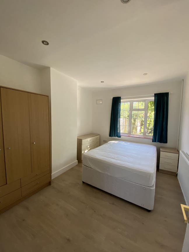 Ideal for NHS staff-double room in spacious house Main Photo