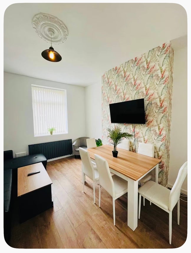 2 double bedrooms available in a 4 beds house  Main Photo