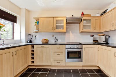 Cosy 3-Bed Whole Unit - Free Maid Main Photo