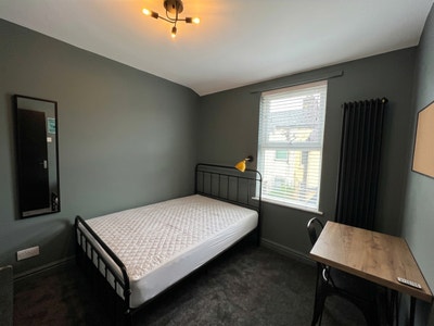 4 Bed House Close to City Centre Available Now! Main Photo