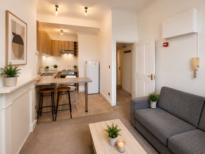 ✨ Bright & well-presented two-bed flat Main Photo